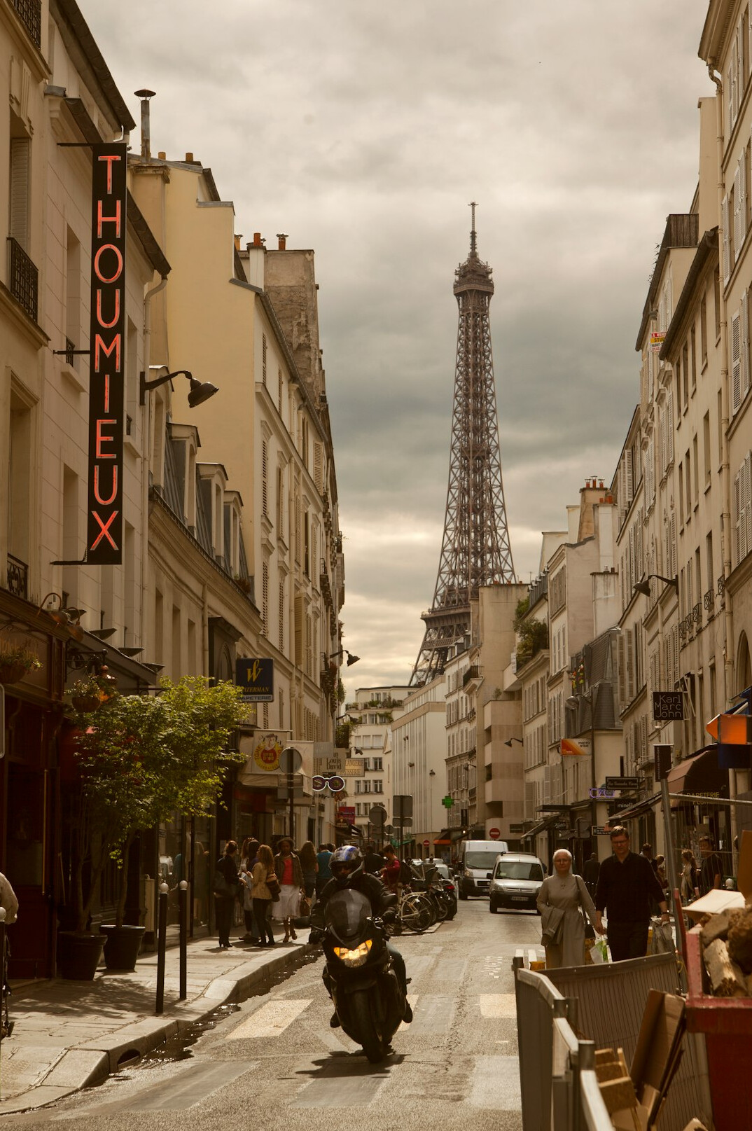 modern french series scene