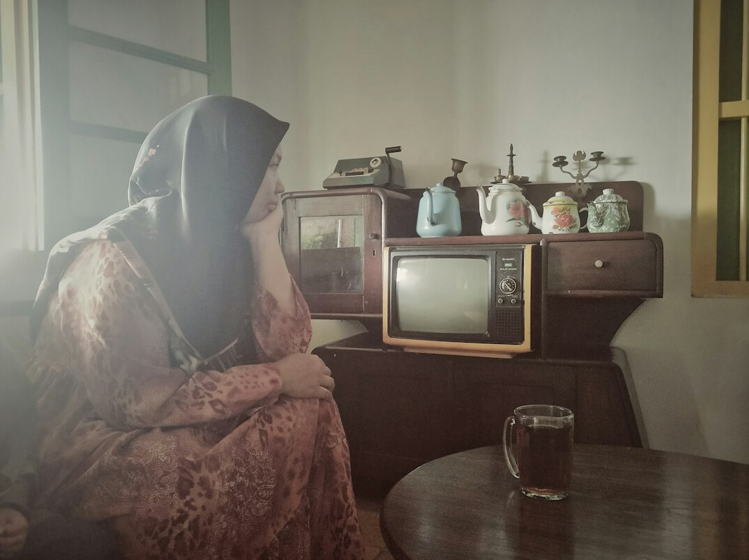 kids watching old tv